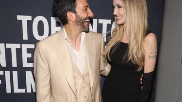 El actor argentino Juan Minujín compartió alfombra roja junto a Angelina Jolie