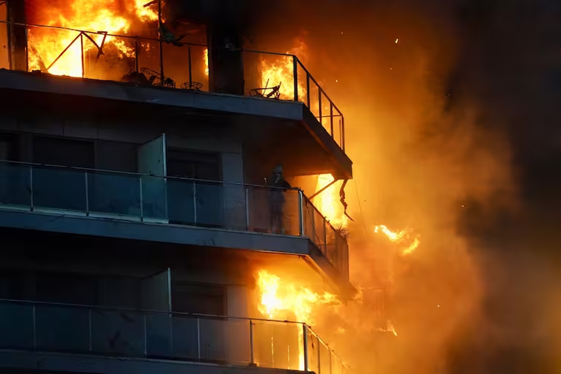 Un incendio devastó un edificio y dejó personas herida y atrapadas