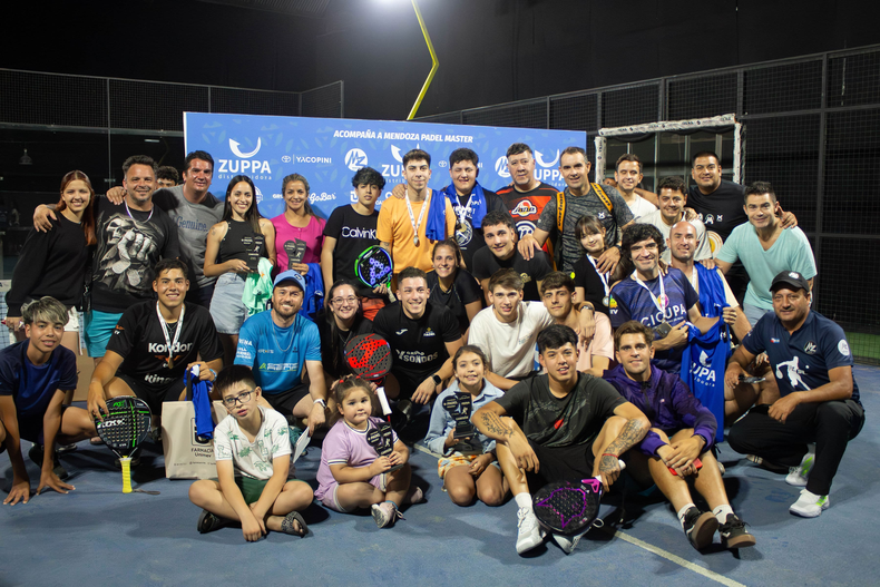 El grupo se juntó para festejar una gran jornada.