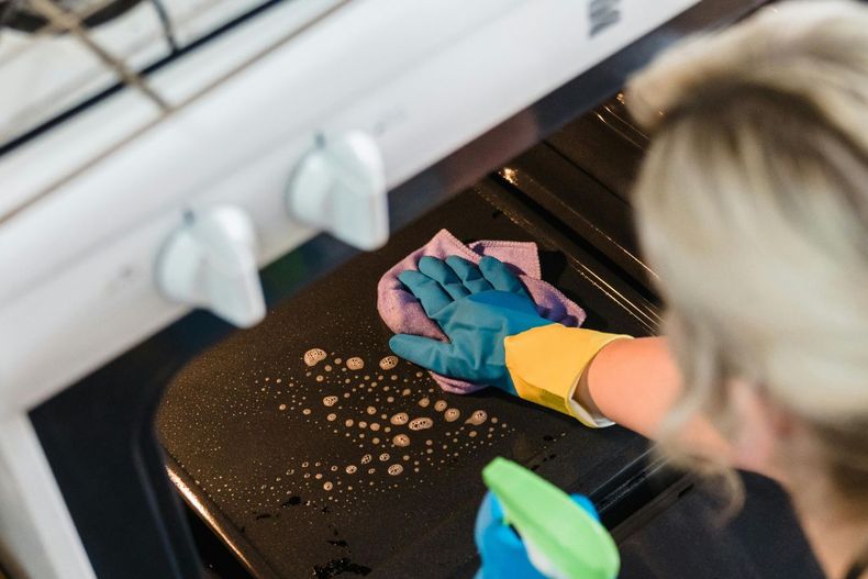 Los trucos secretos para eliminar para siempre la suciedad de tu horno con tres ingredientes