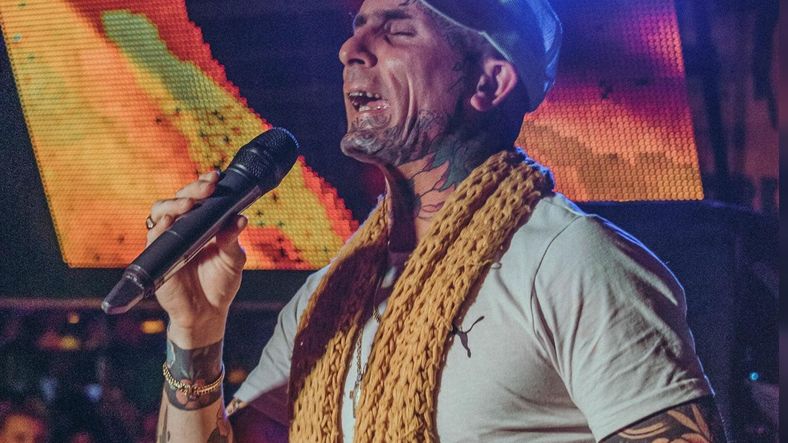 El sorprendente desnudo del cantante de Ke Personajes