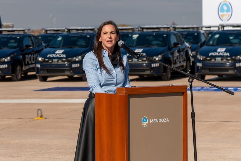 La ministra de seguridad Mercedes Rus presentando la nueva flota de patrulleros policiales.