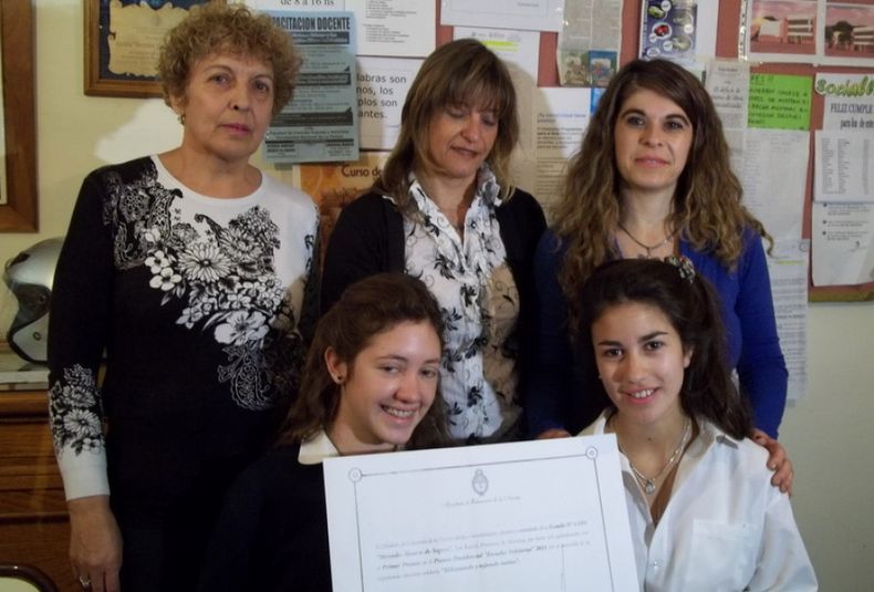 Directivas, docente y alumnas mostrando el premio recibido por la escuela Mercedes Álvarez de Segura