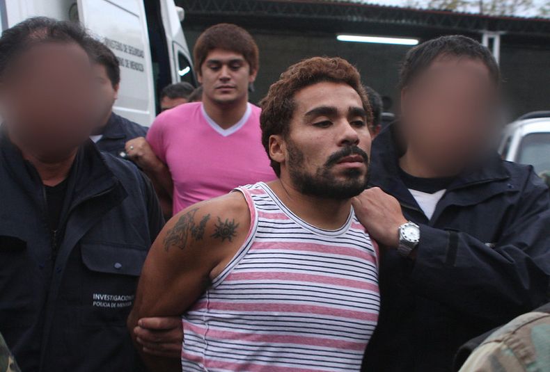 Buscan multar a los medios que muestren los rostros de policías en operativos.