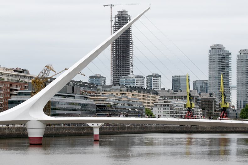 El Puente de la Mujer, ubicado en la Ciudad Autónoma de Buenos Aires (CABA).