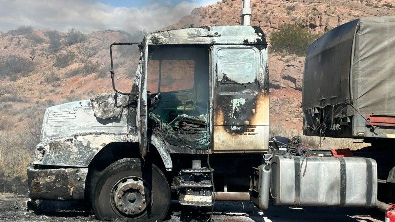 Video: Se incendió un camión en Alta Montaña y el conductor logró salir ileso