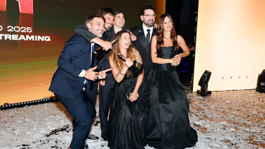 Científicos del Conicet posan junto a Paula Chávez, Damián Betular y Pedro Alfonso, equipo de Olga.