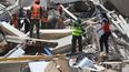 Voluntarios e integrantes de la Fuerza Armada Nacional Bolivariana realizan tareas de remoción de escombros La Guaira, Venezuela.