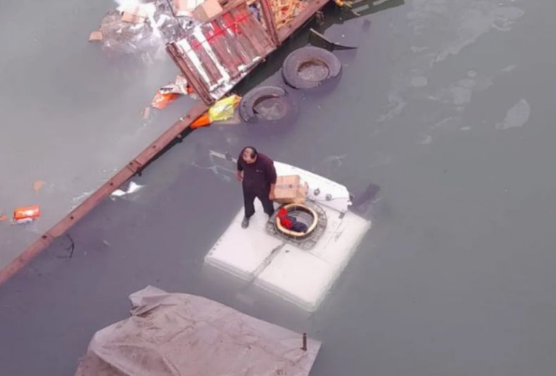 Camionero cayó al río