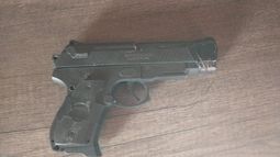 Secuestran un arma y cocaína tras tres allanamientos en Las Heras