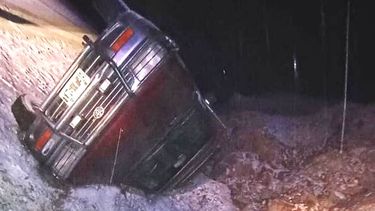 Accidente. Una camioneta volcó anoche en la zona cordillerana de Malargüe.