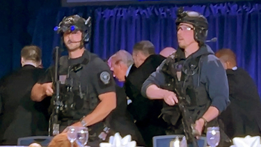 El momento en el que Donald Trump es evacuado de la sala del Hotel Washington Hilton. El momento en el que Donald Trump es evacuado de la sala del Hotel Washington Hilton.