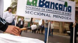 Los empleados bancarios harán paro nacional el 7 de agosto en reclamo por Ganancias