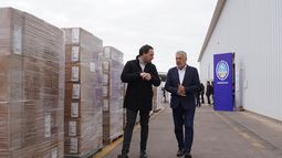 El gobernador Alfredo Cornejo y el ministro de Salud y Deportes, Rodolfo Montero, encabezaron la presentación del último envío de equipamiento informático.