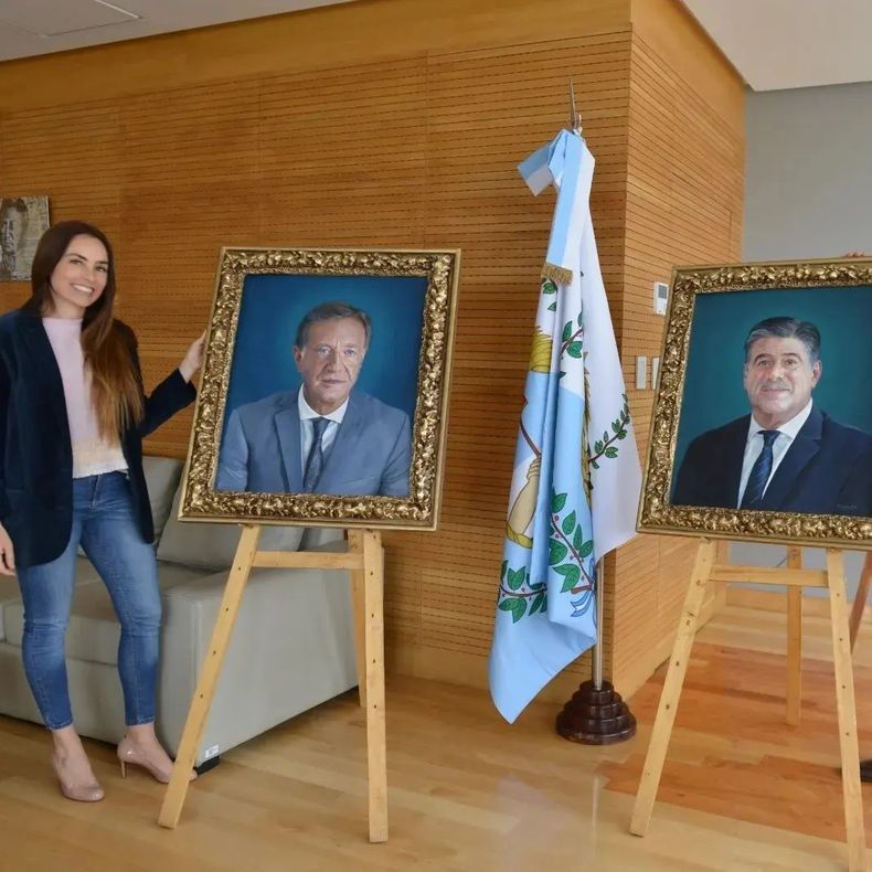 La Legislatura ya tiene en su poder los cuadros de los mandatarios salientes, Rodolfo Suarez y Mario Abed. Quién fue la autora de las obras.