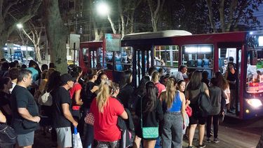 Sitio Andino | filas de personas cola colectivos transporte al teatro griego, vendimia 2023