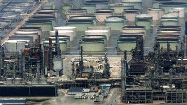 El récord de reservas de petróleo plancha los precios