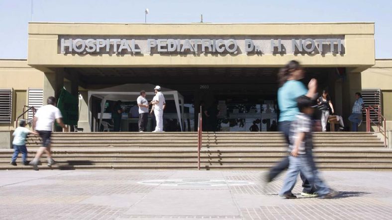 La nena sobreviviente del accidente en Chile llega a Mendoza para ser hospitalizada en el Notti. La nena sobreviviente del accidente en Chile llega a Mendoza para ser hospitalizada en el Notti.