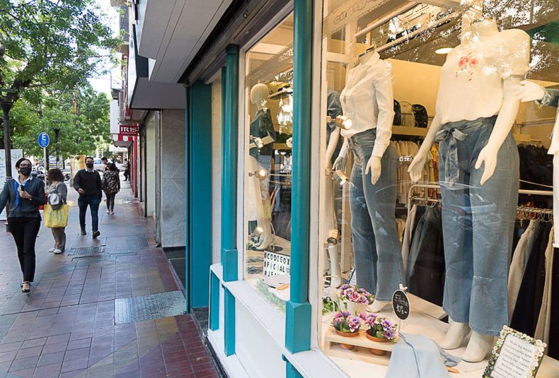 primavera verano, gente, calor, ciudad de mendoza, clima, tiempo, compras, temporada, precios, centro, gente en la calle, negocios, ventas,  covid 19 coronavirus barbijo tapa boca