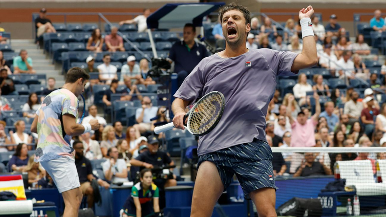 Horacio Zeballos y Marcel Granollers celebran su quinto título del año tras coronarse campeones en el ATP 500 de Basilea.