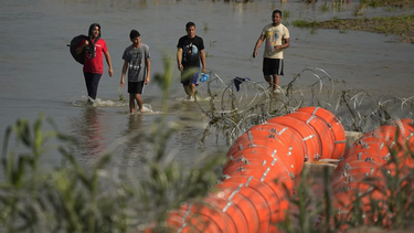 EEUU: La Justicia demandará al Texas por sus barreras flotantes