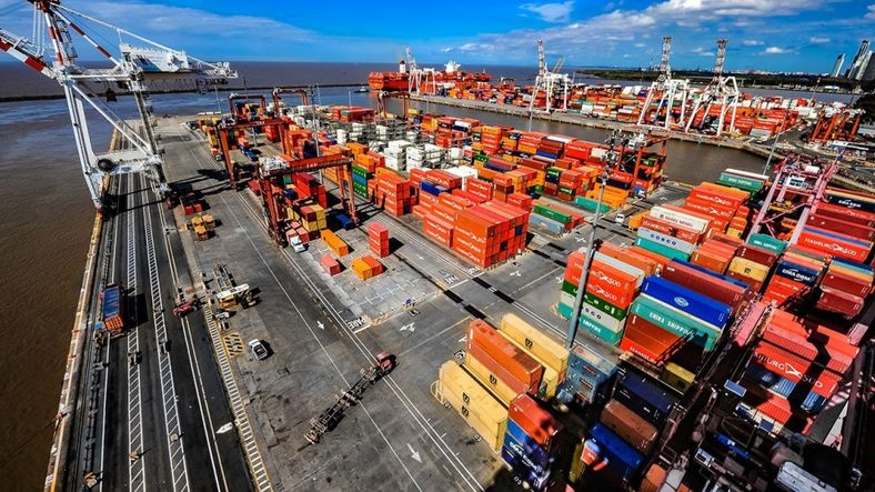 El puerto de Buenos Aires, una de las principales terminales del país que estará frenada esta semana y afectará a las exportaciones