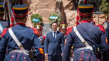 Luis Petri abrió el destacamento de Granaderos en el Cerro de la Gloria, marcado por el faltazo oficial Luis Petri abrió el destacamento de Granaderos en el Cerro de la Gloria, marcado por el faltazo oficial