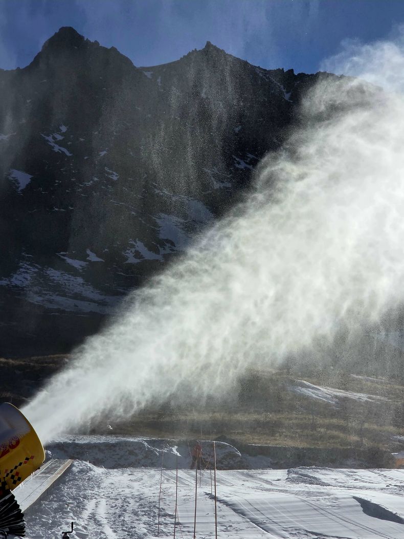 Esquí en Mendoza: Los Puquios cuenta con 10 cañones generadores de nieve artificial.
