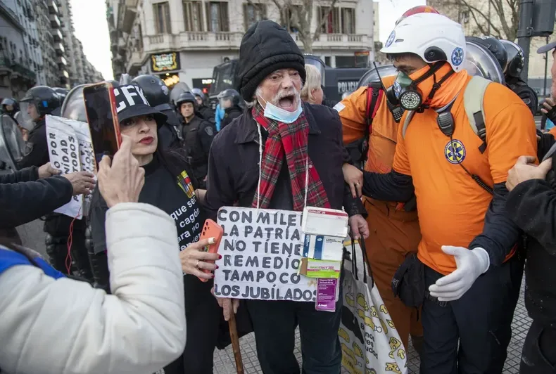 En la manifestación encabezada por jubilados en las inmediaciones del Congreso, las fuerzas de seguridad reprimieron a los manifestantes 