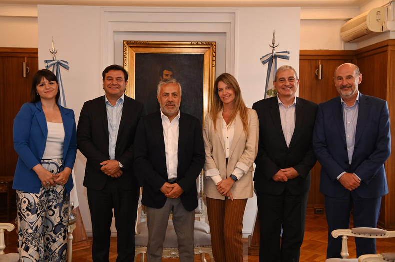 El gobernador Alfredo Cornejo con los directivos de AmCham