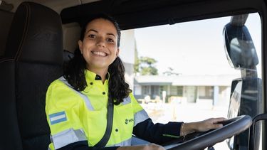 Mujeres en conducción: la imperdible iniciativa para formarse en el manejo de transporte de carga