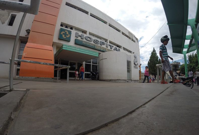La damnificada quedó internada en el hospital Paroissien.&nbsp;