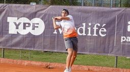 Santiago Villarroya, player de tenis mendocino, continuará su carrera deportiva y académica en Estados Unidos tras obtener una beca universitaria en Kansas.