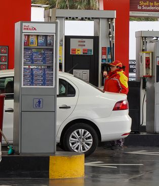 Las petroleras privadas comenzaron a aplicar subas de entre 2% y 5% en naftas y gasoil. Las petroleras privadas comenzaron a aplicar subas de entre 2% y 5% en naftas y gasoil.