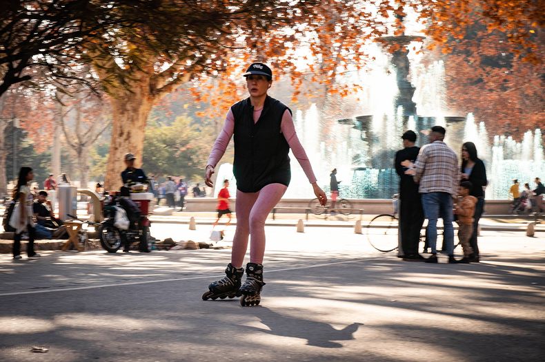 Con rollers o patinetas, los mendocinos se animan cada vez más a patinar por las plazas y parques de Mendoza.