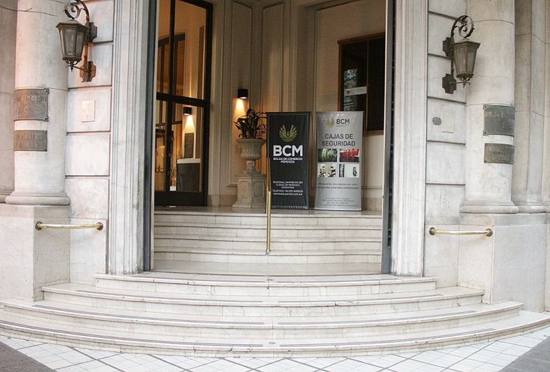 La Bolsa de Comercio de Mendoza es sede de una importante muestra artística.