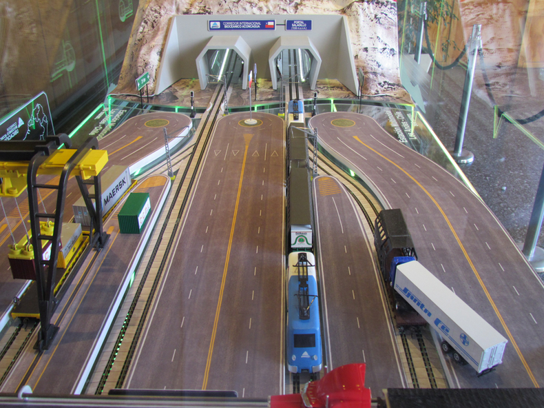 La maqueta del Tren Trasandino y el túnel de baja altura que ilusiono durante años a los mendocinos durante su exhibición en el Aeropuerto. La maqueta del Tren Trasandino y el túnel de baja altura que ilusiono durante años a los mendocinos durante su exhibición en el Aeropuerto.