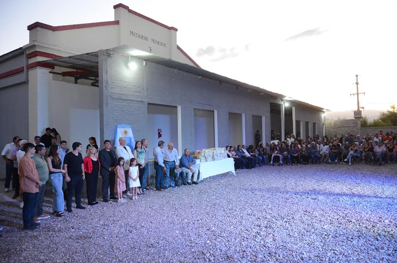 Reabrió sus puertas el Matadero Frigorífico San Carlos.