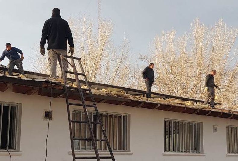 Comenzaron trabajos de reparación en escuelas afectadas por el viento Zonda.
