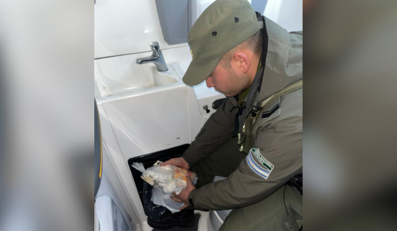 Operativo en el ingreso a Mendoza: así hallaron la cocaína oculta en el baño del colectivo.