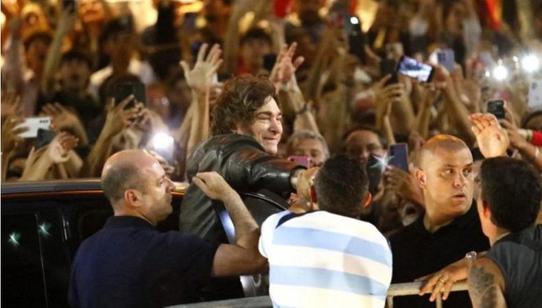 Javier Milei en Mar del Plata: cantó con Fatima, prometió bajar la imputabilidad y apuntó contra la izquierda.