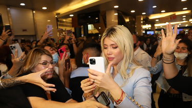 Wanda Nara tuiteo con sus seguidores.