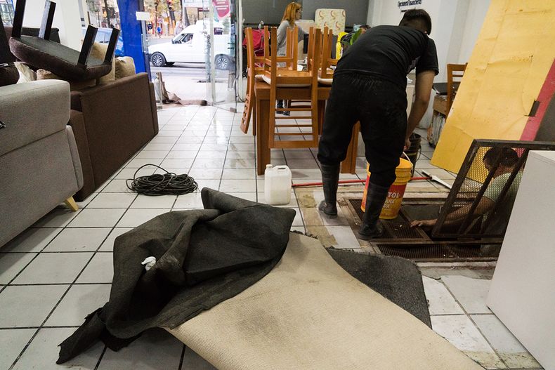 desagües colapsados calle san juan, cloacas rebalsadas, comercios inundados
