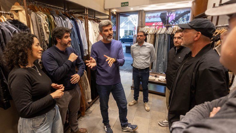 Ulpiano Suarez recorrio comercios del microcentro mendocino. Ulpiano Suarez recorrio comercios del microcentro mendocino.