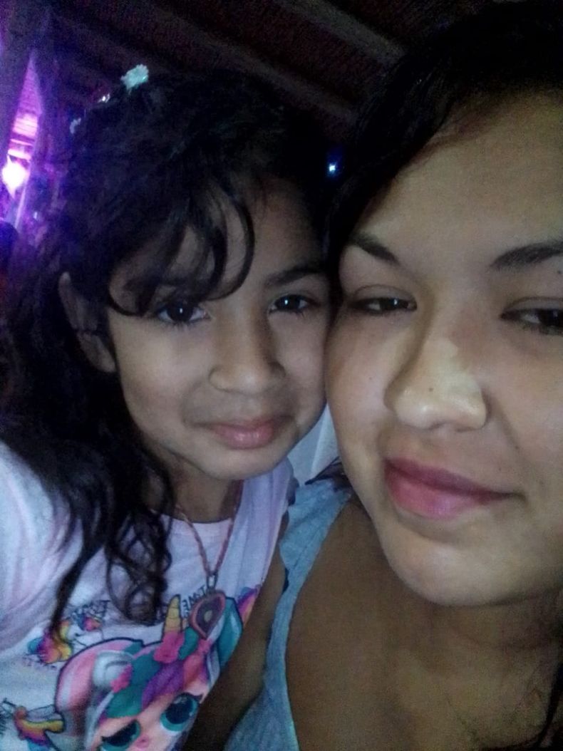 Isis Ángeles Barros (6) y su madre Marisol Jofré (26).