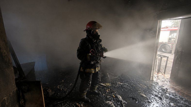 Bomberos sofocaron un incendio en una fábrica de Chizitos ubicada en Maipú. (imagen ilustrativa).