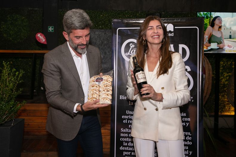 El intendente de la Ciudad de Mendoza firmó un acuerdo para difundir el turismo con la intendenta de Salta.
