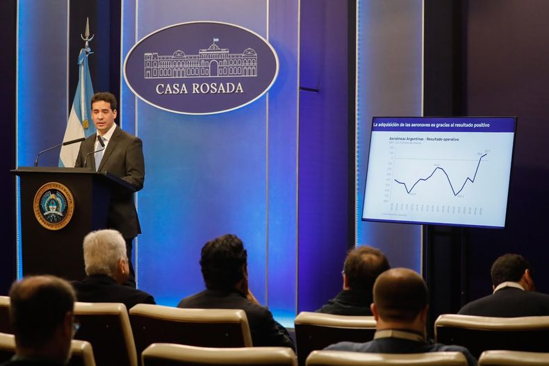 El vocero presidencial, Adrián Ravier, aclaró sus dichos sobre un dólar a $1.800