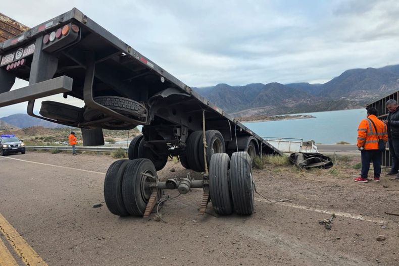 Un camión volcó en Ruta Nacional 7