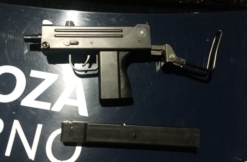 Una de las armas de fuego secuestradas en el Gran Mendoza.&nbsp;